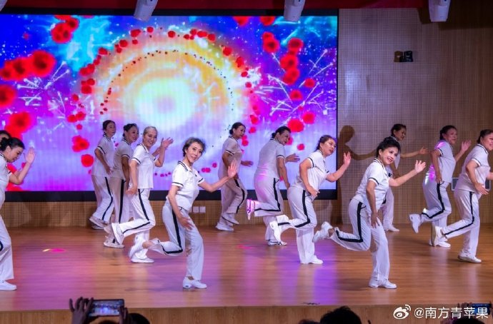 亲苹果舞蹈版视频小苹果舞蹈完整版视频